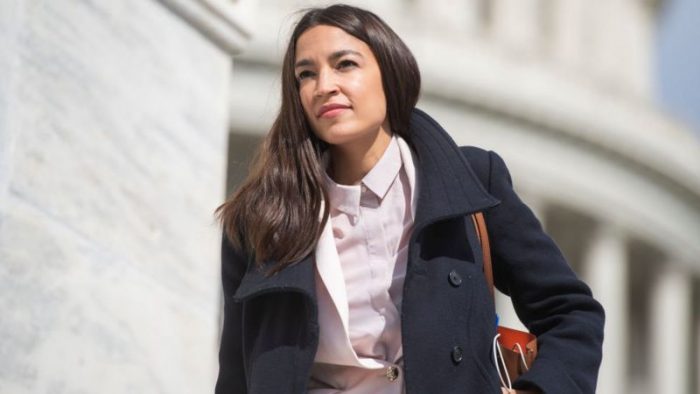 Congresista estadounidense Alexandra Ocasio-Cortez felicitó a Chile tras el histórico triunfo del Apruebo en el plebiscito constitucional