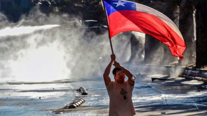 Chile vota en plebiscito histórico : 4 claves para entender qué está en juego en la consulta para cambiar la Constitución de Pinochet