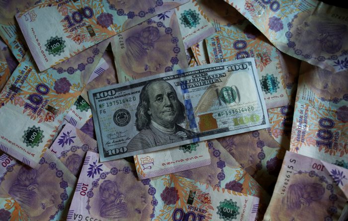 El dólar sube como la espuma: peso chileno cae junto a mayoría de monedas de la región por aversión al riesgo tras contagio de Trump con Covid-19