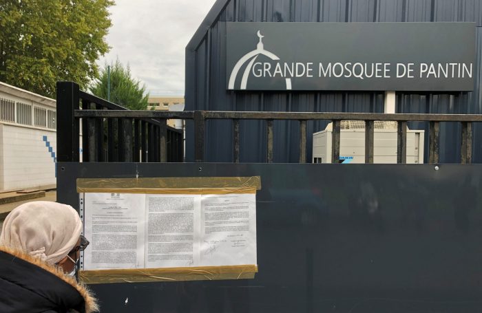 Francia cierra mezquita en París como represalia tras decapitación de maestro