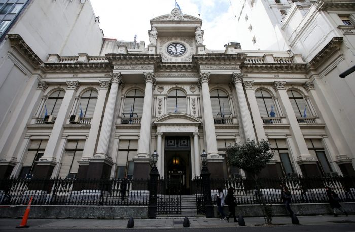 Plaza financiera de Argentina mantiene cautela tras medidas que flexibilizan mercado de capitales