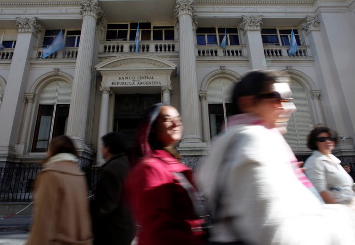 Mercado cambiario argentino en medio de la tormenta mientras Gobierno de Alberto Fernández insiste en que no devaluará