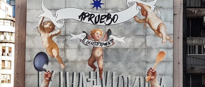 Artista plástico Caiozzama realiza mural de gran formato en favor del Apruebo