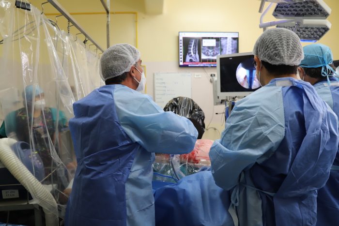 Cirugía endoscópica de columna: inédita intervención permite operar en menos de una hora y sólo con anestesia local