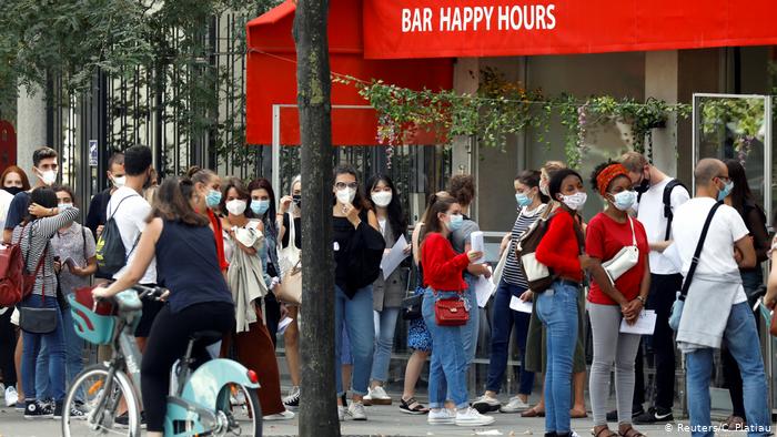 Cafés y bares de París cerrarán desde el martes para frenar propagación del coronavirus
