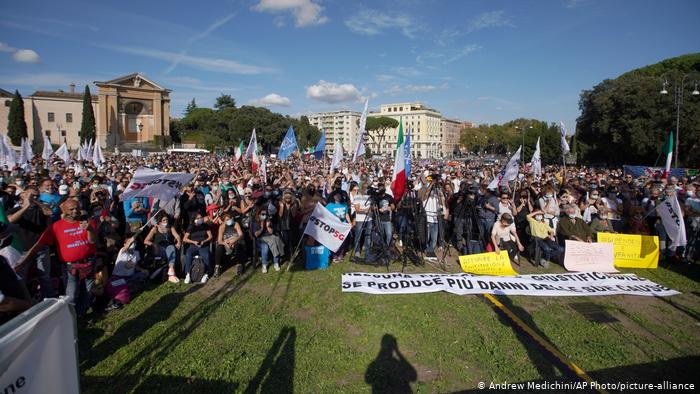 Cientos de personas se manifiestan en Roma contra el uso de mascarillas