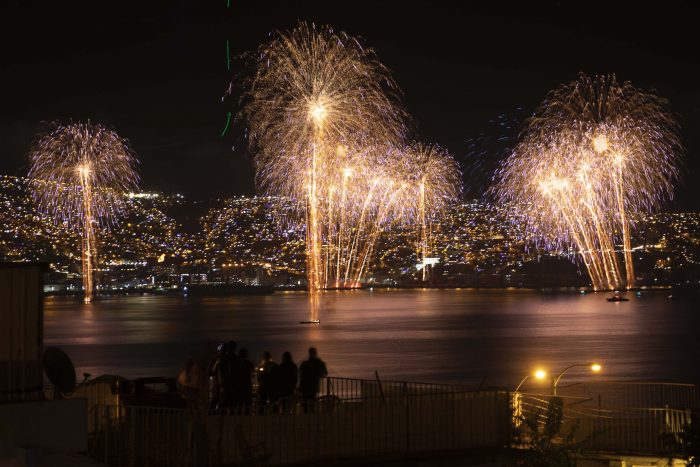 Alcaldes de Valparaíso evalúan posibilidad de realizar show pirotécnico Año Nuevo en el mar