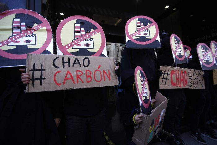 «Déjalo Bajo Tierra»: Científicos y ONG piden el fin de la industria del carbón en Chile