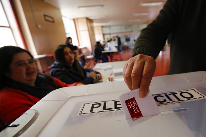Dos mujeres son detenidas por tomarse una «selfie» con su voto en colegio de San Pedro de La Paz