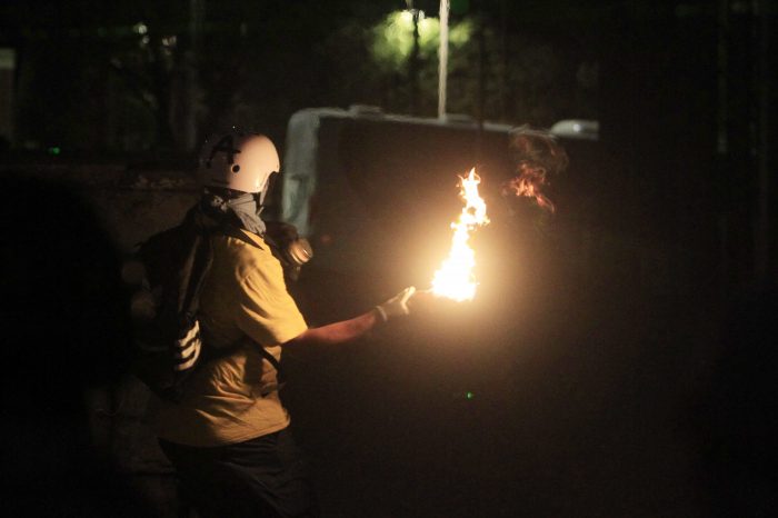 Sujeto que lanzó molotov a Carabineros durante estallido social es condenado a tres años de cárcel