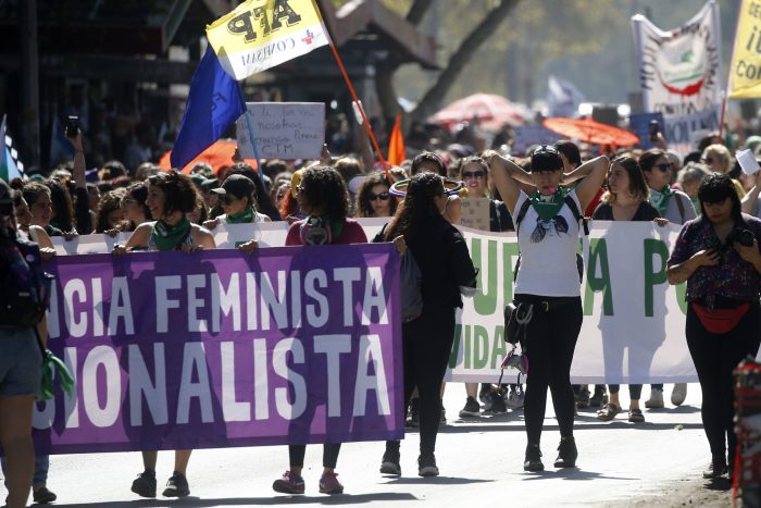 La gran ola feminista y su protagonismo en el movimiento social a un año del estallido