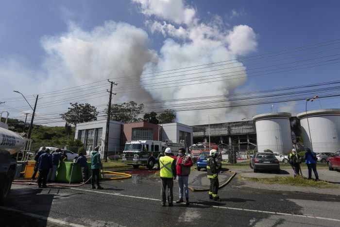 Gran incendio afecta a la Pesquera Camanchaca que compromete ambientalmente a Talcahuano