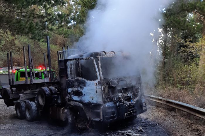 Nuevo ataque incendiario en Contulmo terminó con varios vehículos destruidos