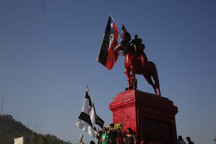 Ejército deplora la pintada al monumento al general Baquedano e insiste en alternativa de cambio de ubicación