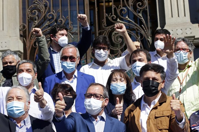 Alcaldes siguen un paso adelante: ediles de oposición firman acuerdo transversal con miras a la constituyente y emplazan a partidos a unidad del sector