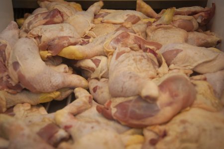 Colusión de los pollos: Asociación de consumidores demandó a supermercados ante el TDLC y exigió compensación de $50 mil para cada chileno