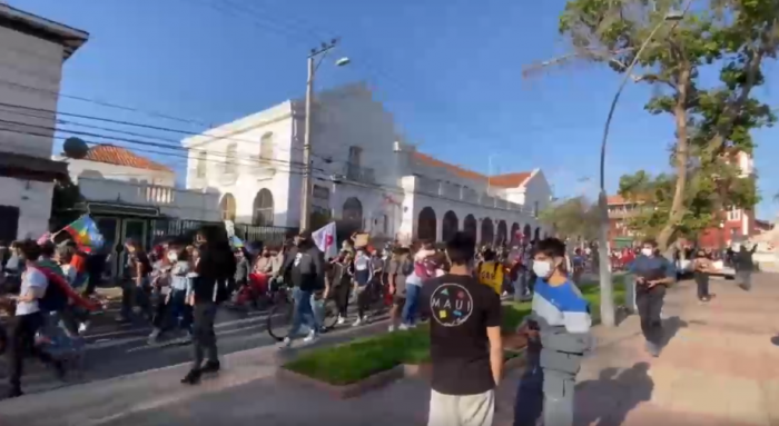 Manifestantes se toman las calles de Concepción y La Serena un día después del primer aniversario del 18-O