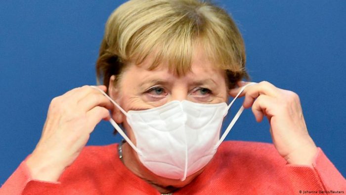 A todos nos pasó: Angela Merkel se hizo viral tras particular reacción luego de olvidar su mascarilla