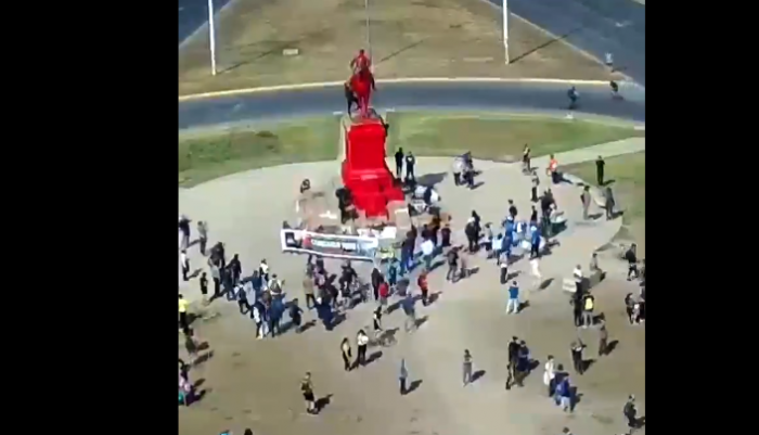 Ad portas del primer aniversario del 18-O: Manifestantes pintan de rojo monumento del general Manuel Baquedano