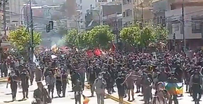 Masiva manifestación en Valparaíso un día después del primer aniversario del 18-O