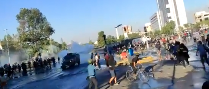 A pesar de la poca convocatoria en Plaza Baquedano: Se registran violentos incidentes entre manifestantes y Carabineros