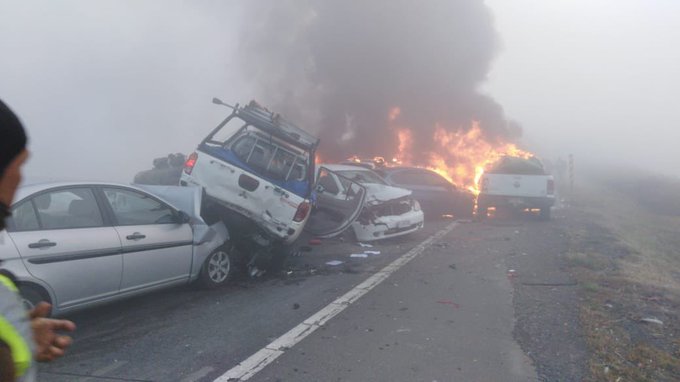 Impactante accidente carretero en Victoria involucra a 18 vehículos y deja dos víctimas fatales: autoridades niegan la tesis del “atentado”