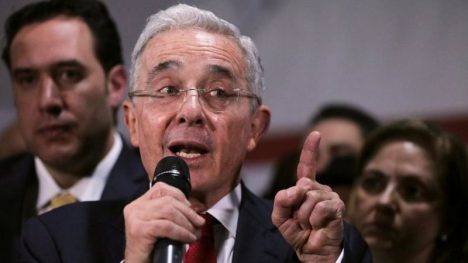 Revocan condena contra expresidente colombiano Álvaro Uribe por soborno y fraude procesal