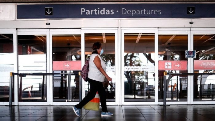 Argentina abrirá fronteras aéreas y marítimas a países vecinos para turismo