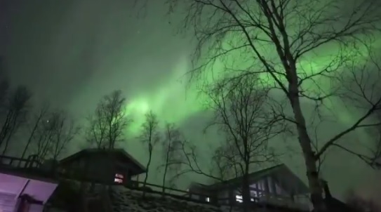 Impresionantes imágenes: auroras boreales iluminan de color verde el cielo en Finlandia
