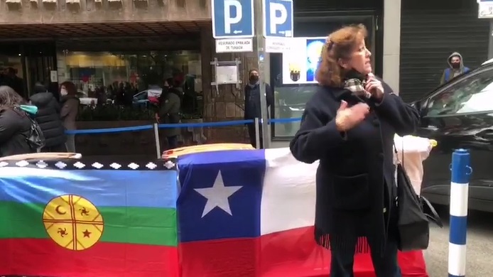 Voto extranjero: bandera mapuche generó controversia entre electores en local de votación en Madrid