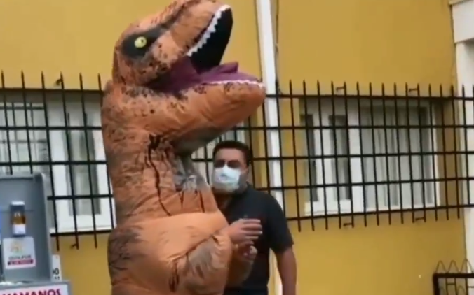 Casi se queda sin votar en el Plebiscito: Personaje «Corre Dinosaurio» tuvo problemas para ingresar a local por su disfraz
