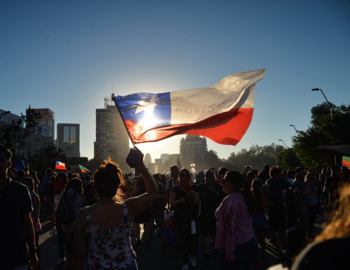 Reescribir Chile con hoja en blanco, ojos abiertos y corazones palpitantes