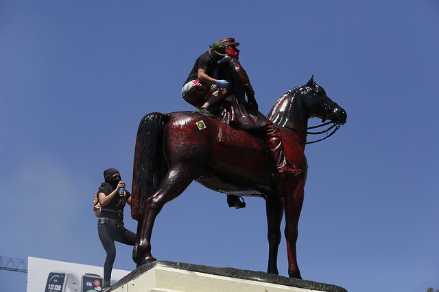 Vuelven a pintar de rojo la estatua del general Baquedano en el aniversario del 18-O