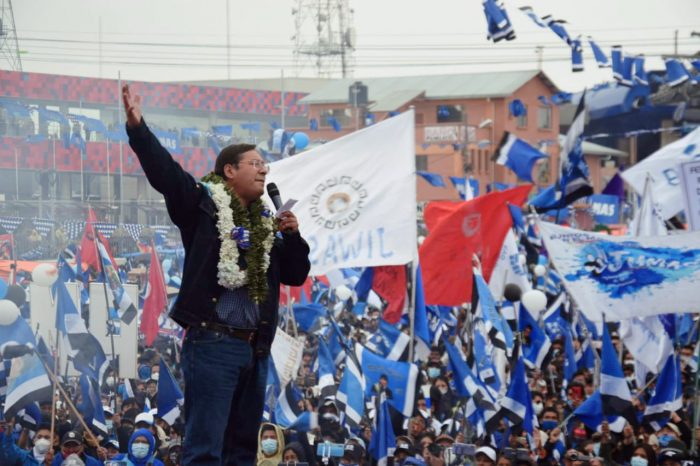 Cayó el telón en Bolivia: las claves del rotundo triunfo de Luis Arce
