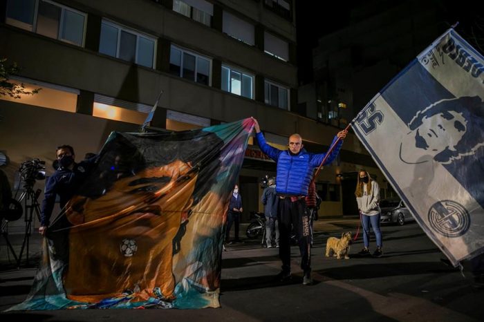 Diego Maradona es internado en clínica por «bajón anímico» e hinchas llegaron para darle su apoyo