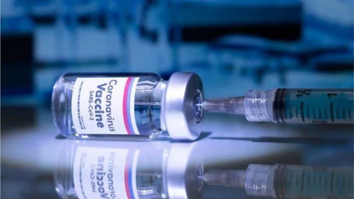 Vacuna rusa contra el coronavirus: la «efectividad del 92%» de la Sputnik V según sus fabricantes (y cómo se compara con la de Pfizer)