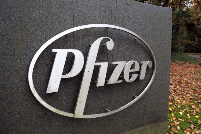 Anuncio de la vacuna de Moderna hizo caer las acciones de Pfizer