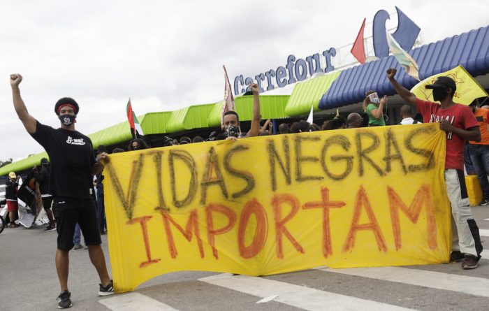 Acciones de Carrefour Brasil caen por las protestas tras la muerte de un hombre negro en una tienda