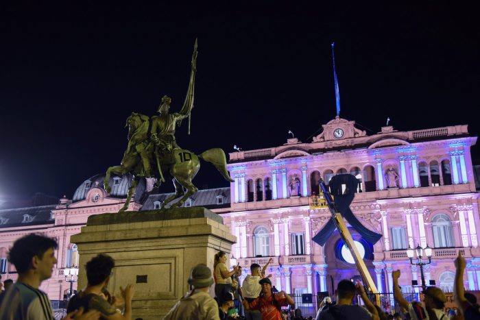 Argentinos rinden multitudinaria despedida a Maradona en Casa de Gobierno