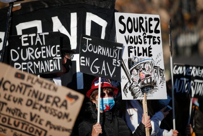 Gobierno francés elimina proyecto de ley que prohibía grabar a policías