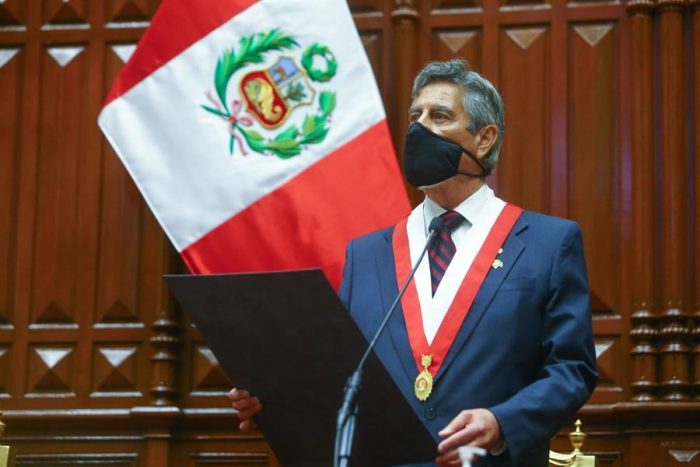 Sagasti asume el poder en Perú y pide perdón a familiares de víctimas en protestas
