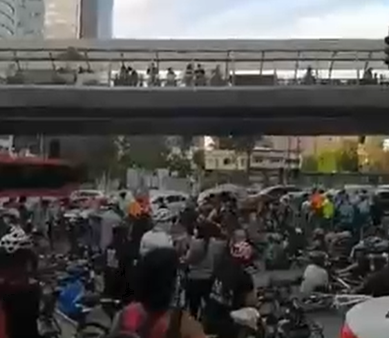 Ciclistas se manifiestan en Providencia y realizan velatón en el lugar donde esta mañana murió joven atropellada