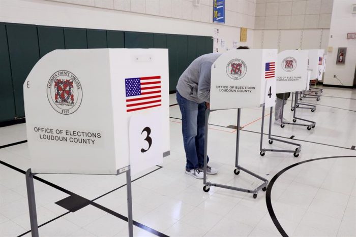 Ciudadanos se movilizan a los centros de votaciones en el día de la elección presidencial en Estados Unidos