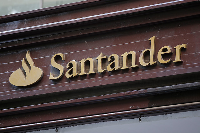 Banco Santander despedirá al menos 4.000 empleados y plantea el cierre del 30% de sus oficinas en España