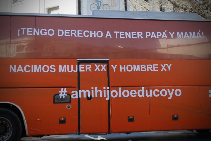 Niñez y juventud trans en peligro: organizaciones llaman a impedir regreso del «Bus de la libertad» a Chile