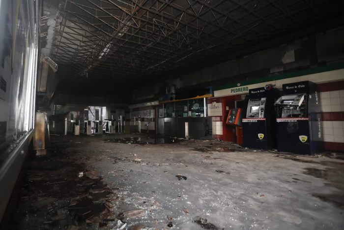 Tribunal desestima pruebas de la Fiscalía y absuelve a los únicos acusados por incendio del metro Pedrero durante el estallido social