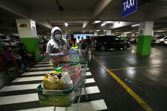 Confianza de los consumidores aumentó 5,1 puntos respecto a septiembre, pero se mantiene «muy pesimista»