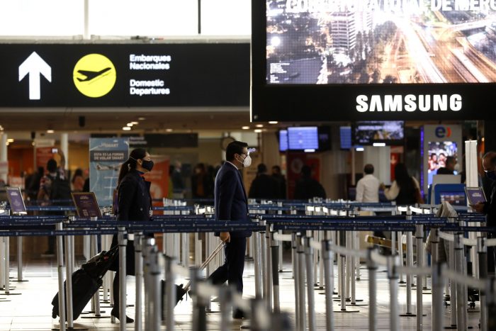 Minsal prepara protocolo para la apertura internacional de aeropuertos: permitirá la llegada de turistas extranjeros