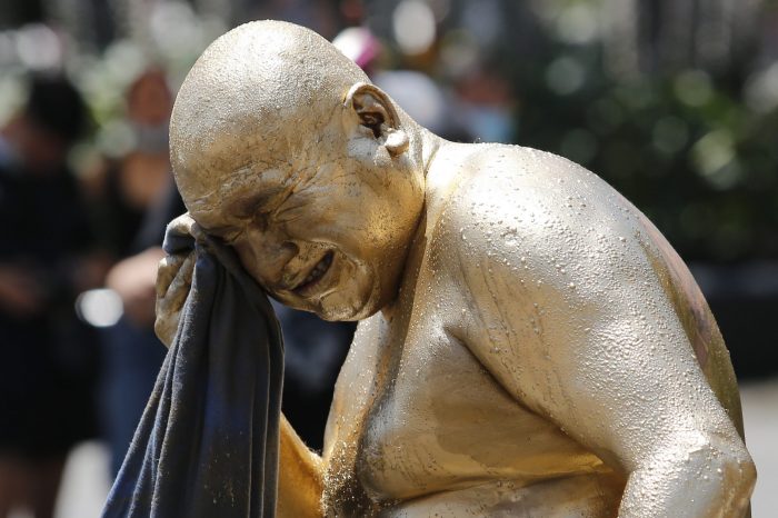 Gases lacrimógenos dejaron llorando a «Buda de Plaza de Armas» durante manifestación por la libertad de los presos del estallido social