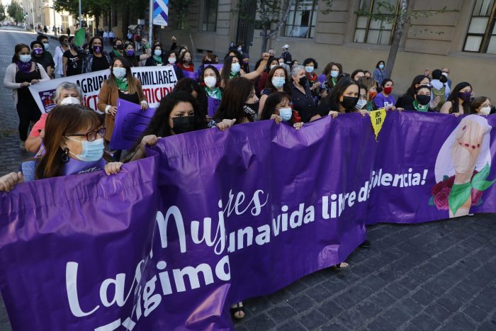 Mujeres marchan hasta La Moneda ante la poca acción del Gobierno en asuntos de género en el Día Internacional de la Eliminación de la Violencia contra la Mujer